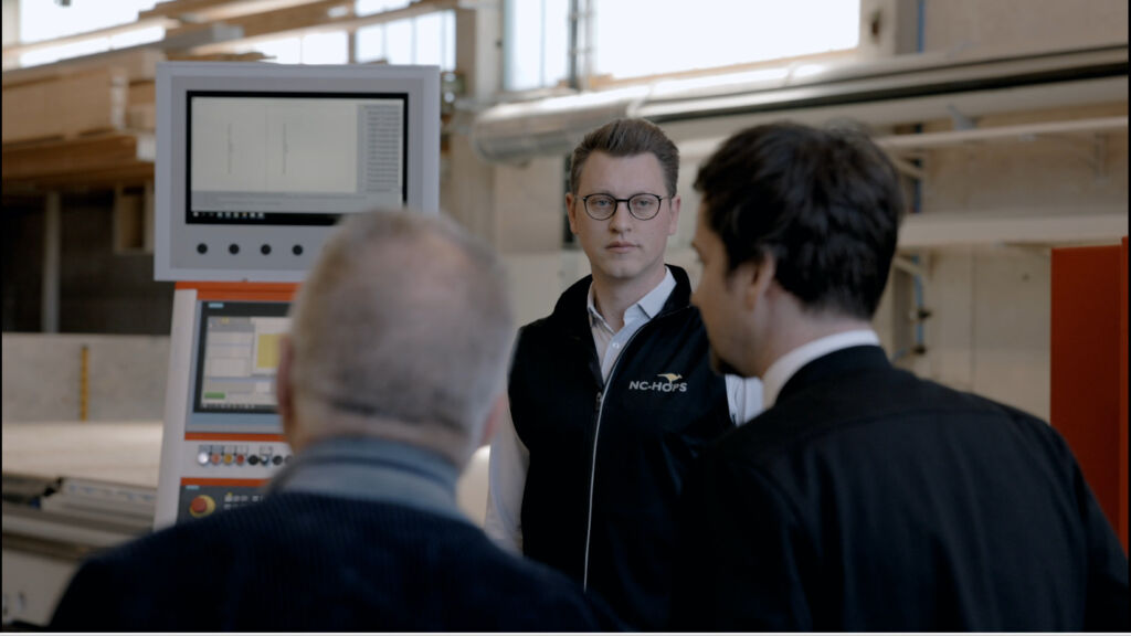 Nesting im Holzbau und Holzmodulbau 1 Geschäftsführer Franz Xaver Völkl im Gespräch mit Kunden - und stolzen Besitzern einer neuen Nesting-Anlage im Holzbau.