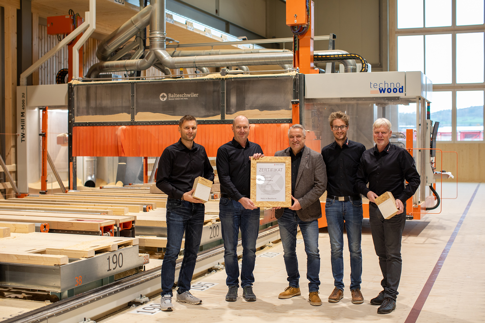 Übergabe der Lizenzurkunde, v.l.n.r: Markus Fuhrer (aktuell CTO, ab Januar CEO Balteschwiler), Daniel Küng (Leiter Abbundcenter Balteschwiler), Harald Sauter (Swiss Krono-Anwendungstechniker), Patrick Fischer (Leiter Einkauf Balteschwiler) und Jörg Langheim (CEO Balteschwiler bis Ende Dezember)