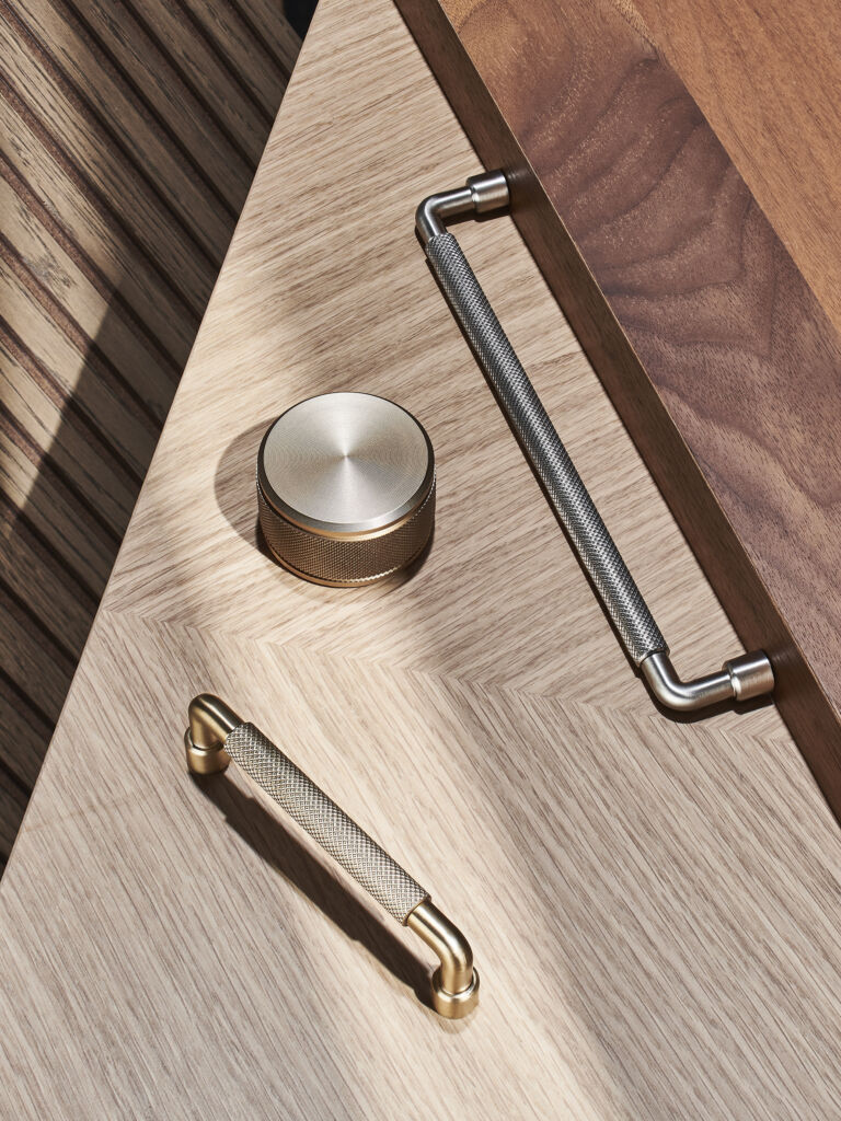 Möbel ins rechte Licht rücken 2 Die Häfele Déco H23 Griffekollektion für Küche, Bad, Wohnen und Büro wird auf der Holz-Handwerk zu sehen sein. Insgesamt 125 neue Artikel bindet sie ein - darunter Möbelgriffe und dazu passende -knöpfe mit handschmeichelnder Haptik oder Unikate im rauen Industrie-Look.