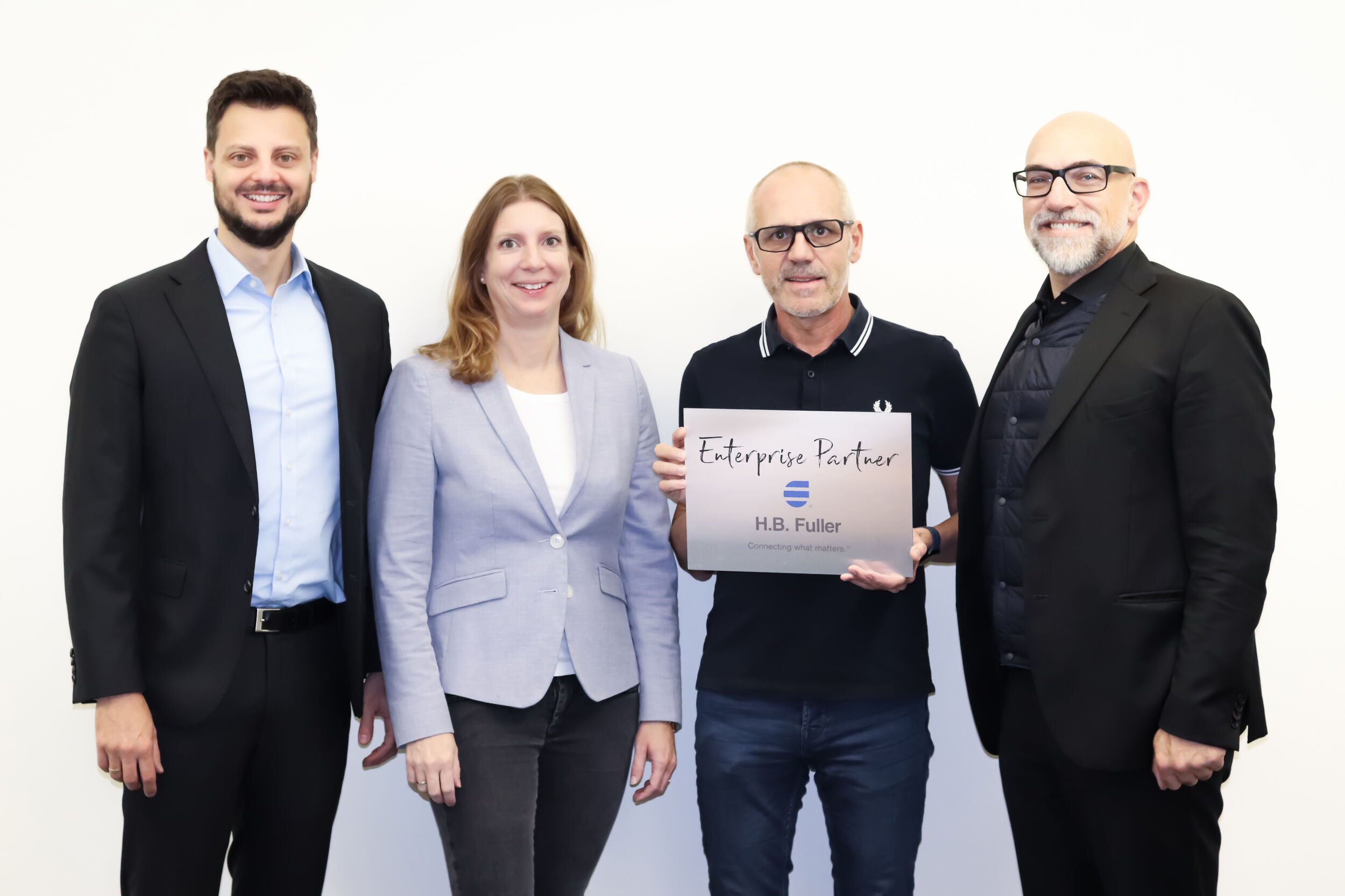 v.l.n.r.: Jens und Petra Ruderer (Geschäftsführer Ruderer Klebetechnik), Erich Kranz (Senior Account Manager) und Federico Poppelmann (Durable Assembly Distribution Channel Manager EIMEA).