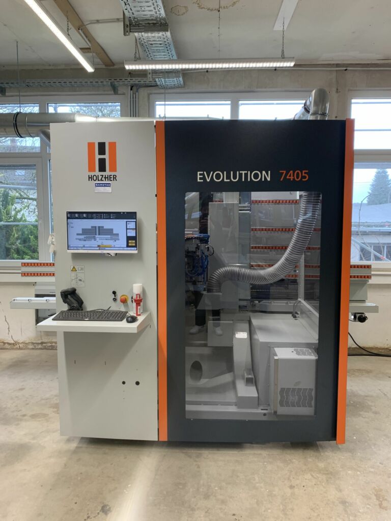 Die Evolution 7405 ist die j&uuml;ngste Anschaffung des Maschinenparks und liefert vertikale CNC-Komplettbearbeitung