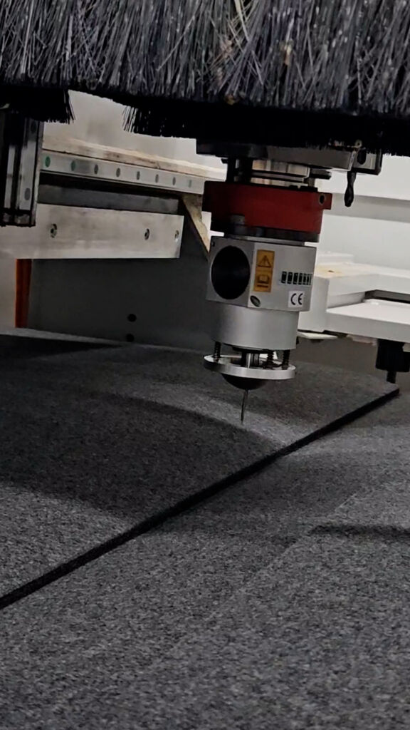 Weiche Materialien mit Messern und Klingen schneiden 1 Die Bilder zeigen das Soft Cutter Pro Function Line Aggregat beim Schneiden von Filz (dunkles Material), Schaumstoff (weißes Material) und Honey Comb (gelbliches Material)