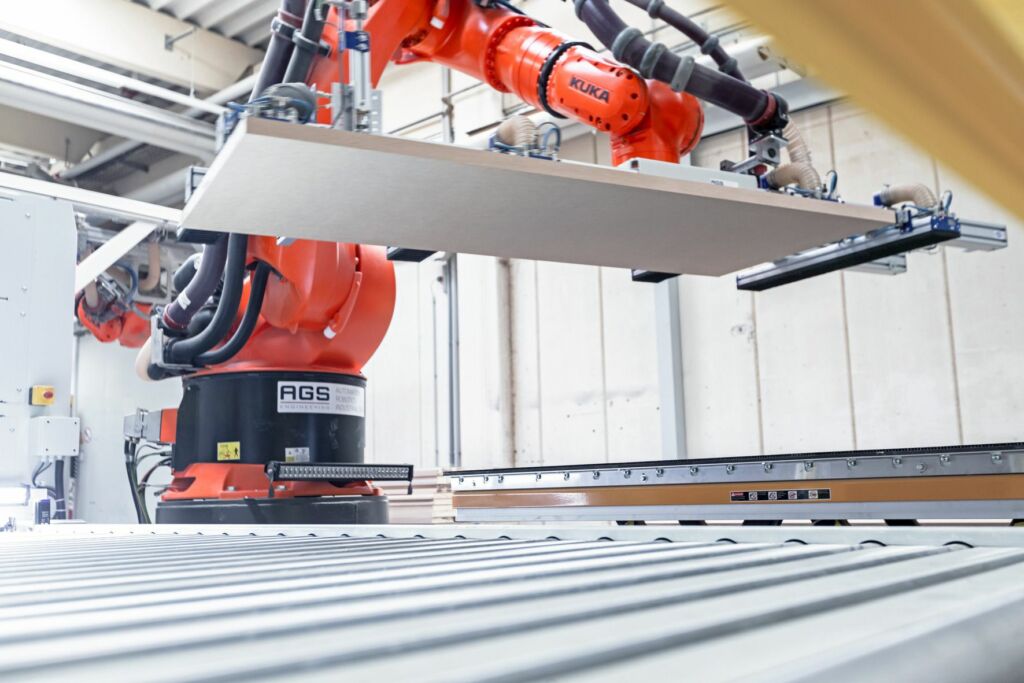 Von Tür zu Tür 3 Im Zusammenspiel mit dem Kuka-Roboter arbeitet
die Handhabungslösung vollautomatisch.