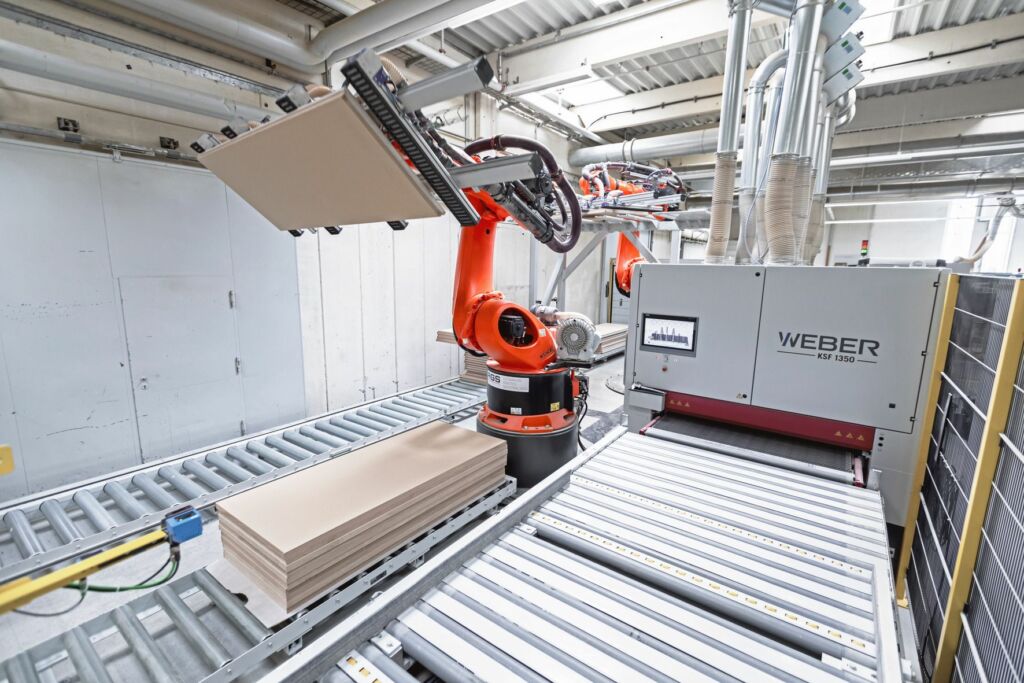 Von Tür zu Tür 4 Die Schleifmaschine glättet pro Tag zwischen 70 und 80 Türblätter auf der Vorder- und Rückseite.