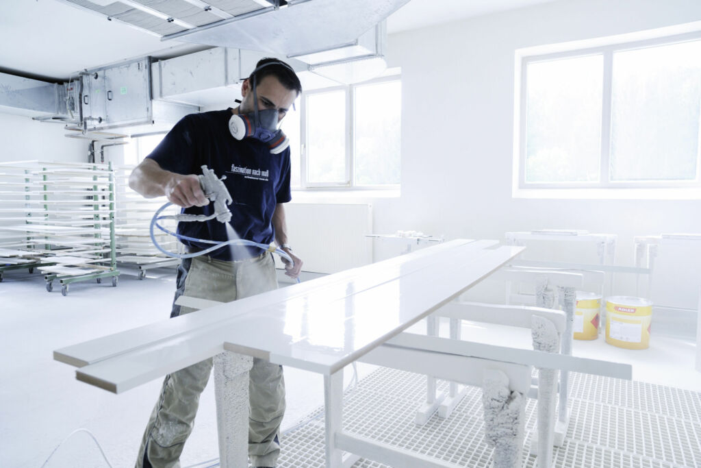 Wie gelingt die Umstellung auf Wasserlack? 2 Die Umstellung auf Wasserlacke erfordert meist nur kleine Anpassungen im Lackierraum und bietet viele Vorteile für den Verarbeiter.