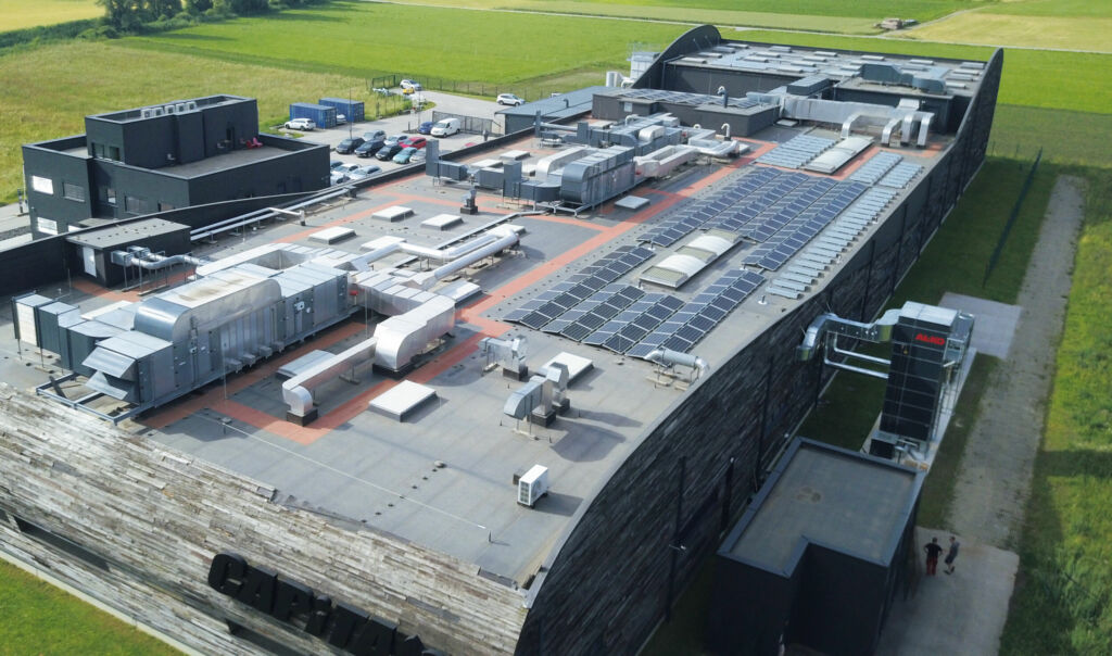 Snowboards nachhaltig fertigen 3 Auf dem Dach erzeugen Photovoltaik-Elemente Strom, die restliche Energie stammt aus einer Flusswasserwärmepumpe am Fluss Gail.