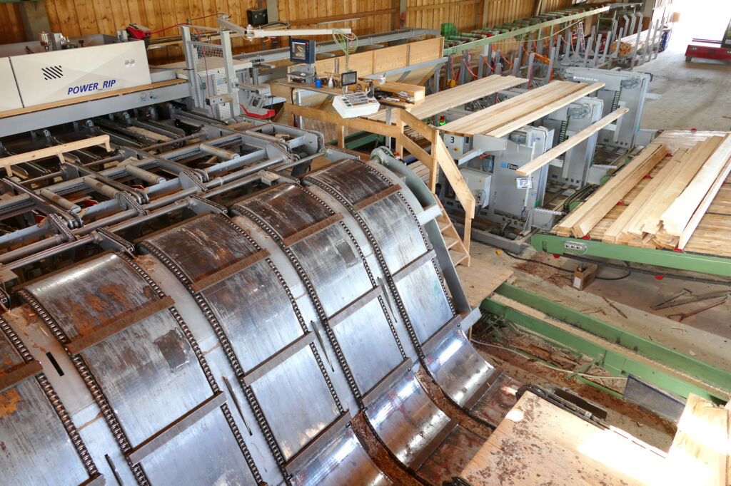 Doppelbesäumer trifft auf Automatisierung 1 Sägewerk mit Besäumanlage Power_Rip und mobilem Stapler ZSA