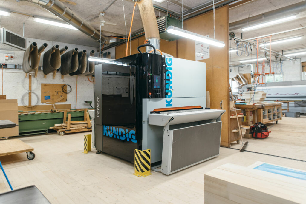 Hightech trifft Handwerk für den richtigen Schliff 3 Die Perfect 2 1350-REd-L ist eins der Herzstücke der Tischlerei.