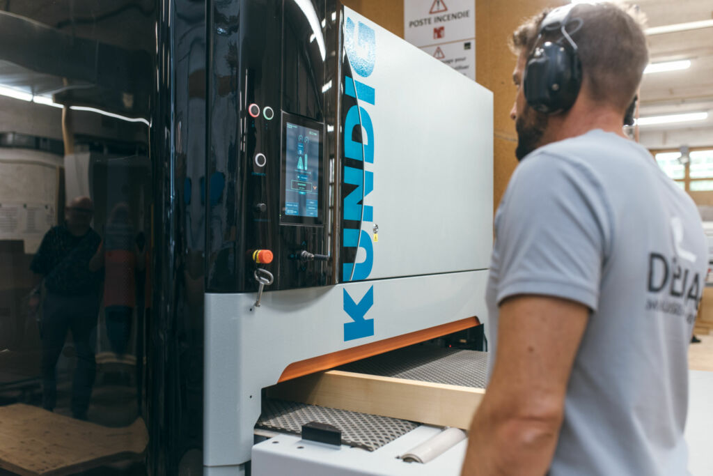 Hightech trifft Handwerk für den richtigen Schliff 1 Cédric Meister am Werk: Etwa
60 Teile werden in weniger als
15 Minuten kalibriert und geschliffen.