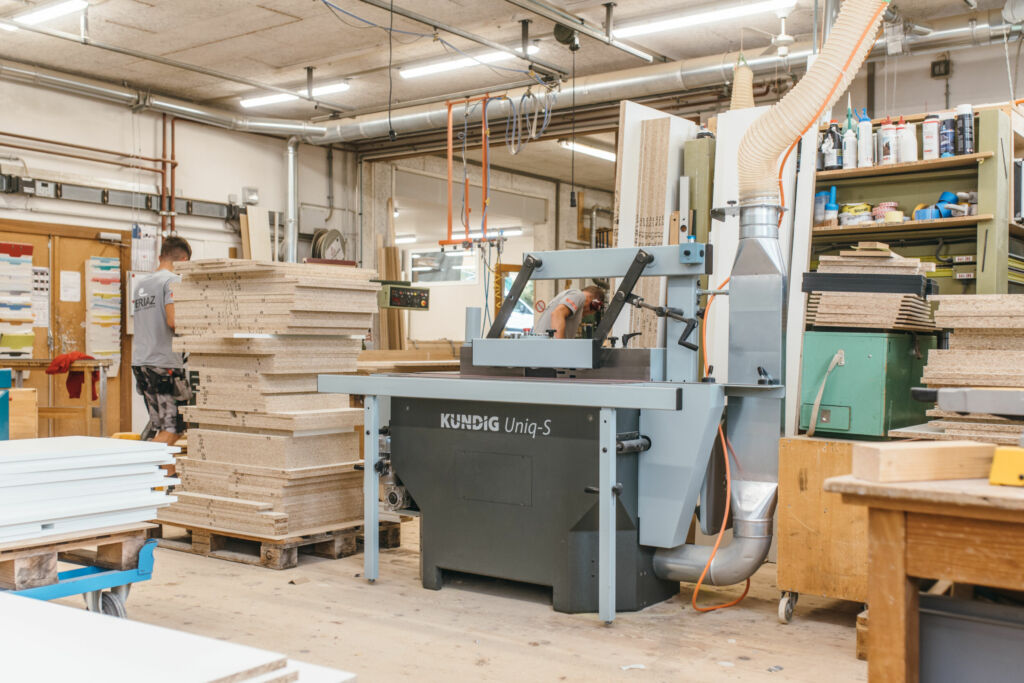 Hightech trifft Handwerk für den richtigen Schliff 4 Die Uniq-S Kantenschleifmaschine ist wegen ihrer Vielseitigkeit beliebt.