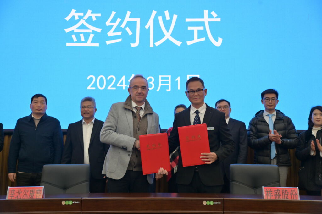 Xiangsheng und Siempelkamp arbeiten wieder zusammen 1 Zeremonie mit den Vertragspartnern Liao Bingyu, General Manager Xiangsheng (rechts), und Kosta Karakolidis, CEO Siempelkamp Qingdao (links)