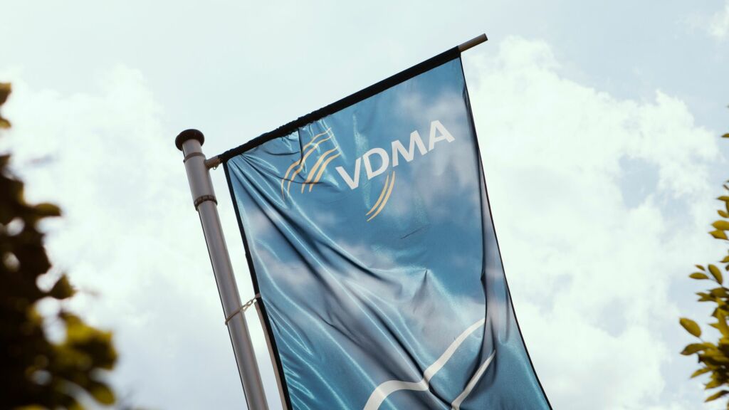 17% weniger Exporte im ersten Quartal 2024 1 oneVDMAArtikelbild 1vdma fahne