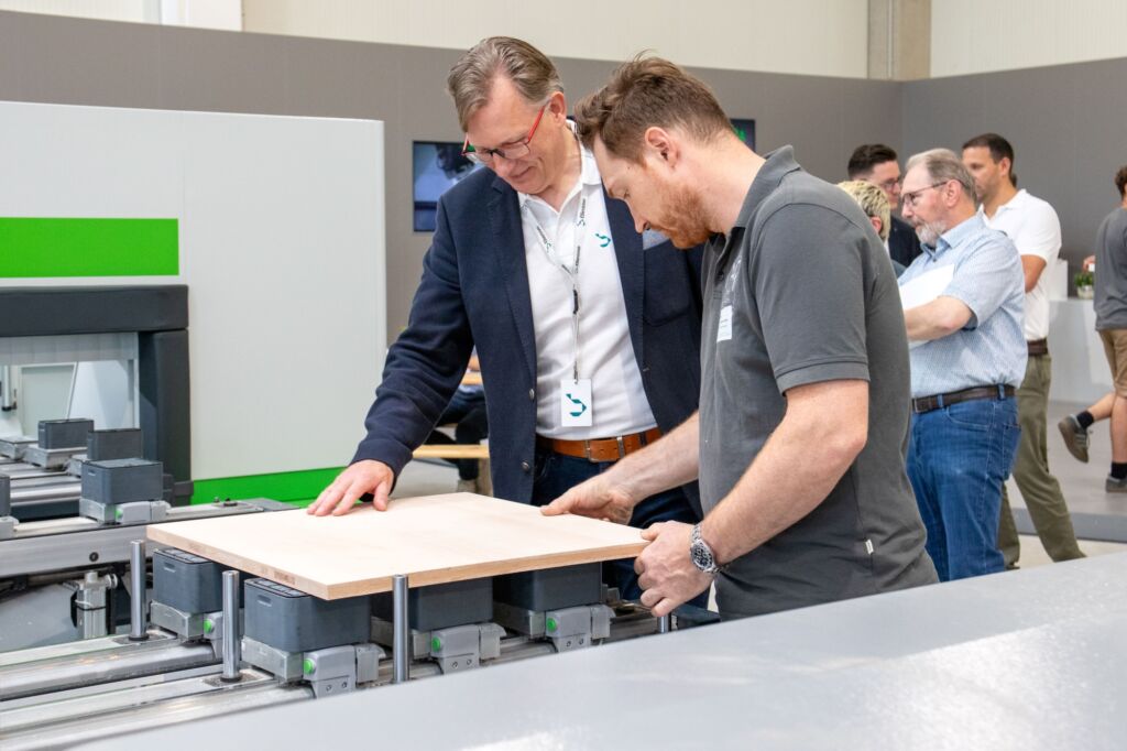 Zweitägige Hausmesse erfolgreich 1 Die Besucher überzeugten sich während der Vorführungen von den aus Pesaro.