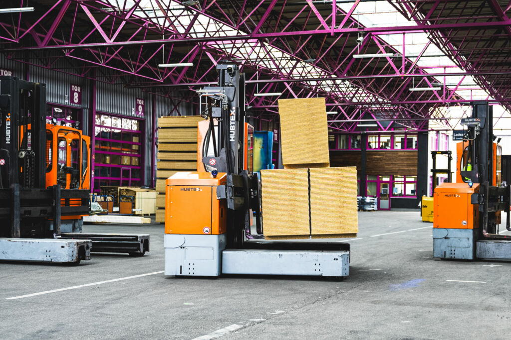 20 LKW voller Holz am Tag 2 Dank der Mehrwegelenkung benötigen die Flurförderzeuge auch für aufwendige Rangiermanöver nur wenig Platz.