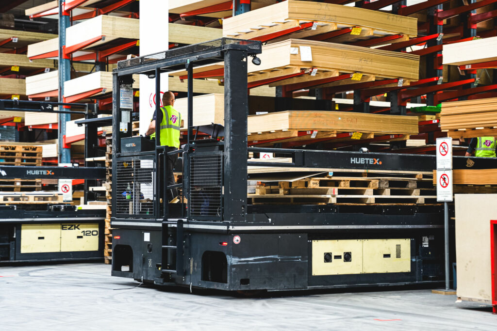 20 LKW voller Holz am Tag 3 Die Plattformlösung EZK mit einer Hubhöhe von 5,4m eignet sich, um Plattenmaterialien auf beiden Seiten eines Regalganges zu kommissionieren.