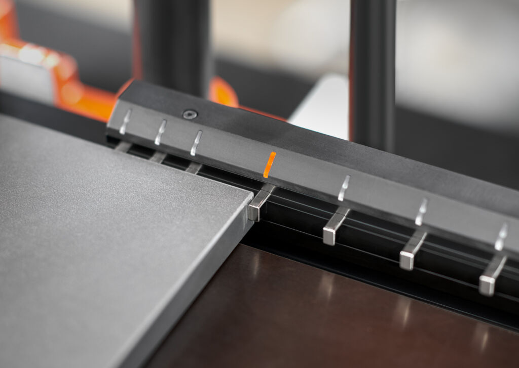 Tief gebohrt, smart verbunden 4 Easystick zeigt Bohrpositionen mittels Leuchtmarkierungen an.