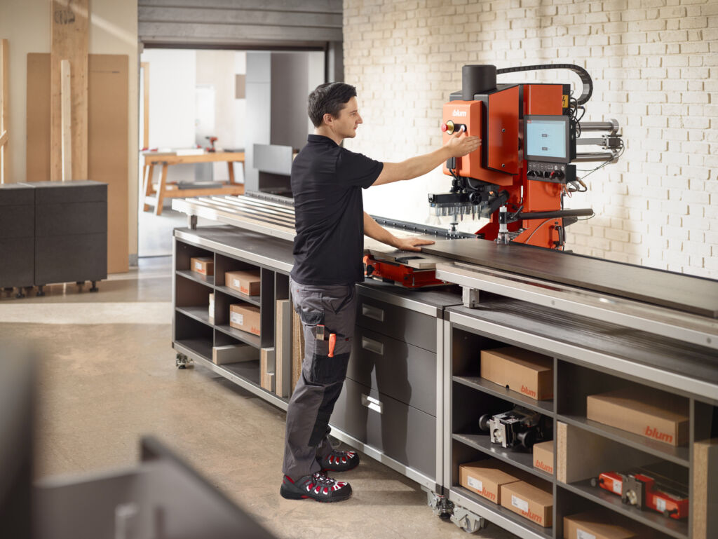 Tief gebohrt, smart verbunden 2 Die hohe Ausladung und der bewegliche Bohrkopfschlitten machen die Arbeit an der Bohr- und Beschlagsetzmaschine bequem.