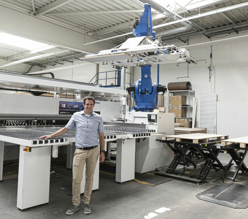 Ein Quantum mehr… 2 Eine gelungene Kombination: Matthias Armbruster vor seiner Sawteq S-300 flexTec mit Roboter und Storeteq P-500 Lager.