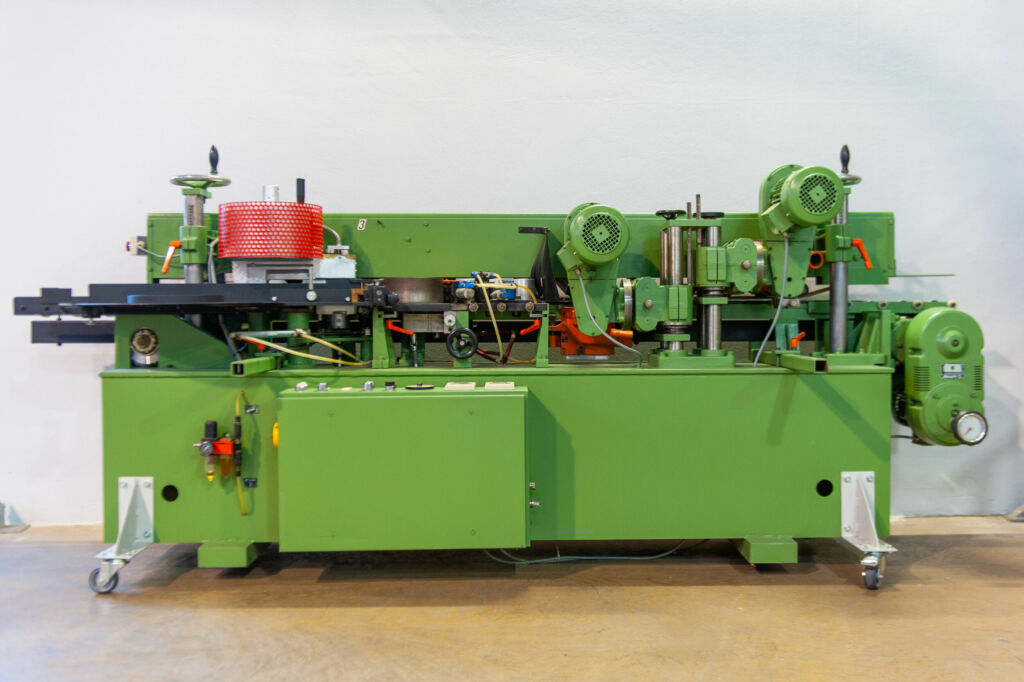 Live und mit Kante 1 Museumsstück: Eine
Kantenanleimmaschine aus dem Jahr 1981 als
historische Erinnerung an die Zeit des Resedagrün.