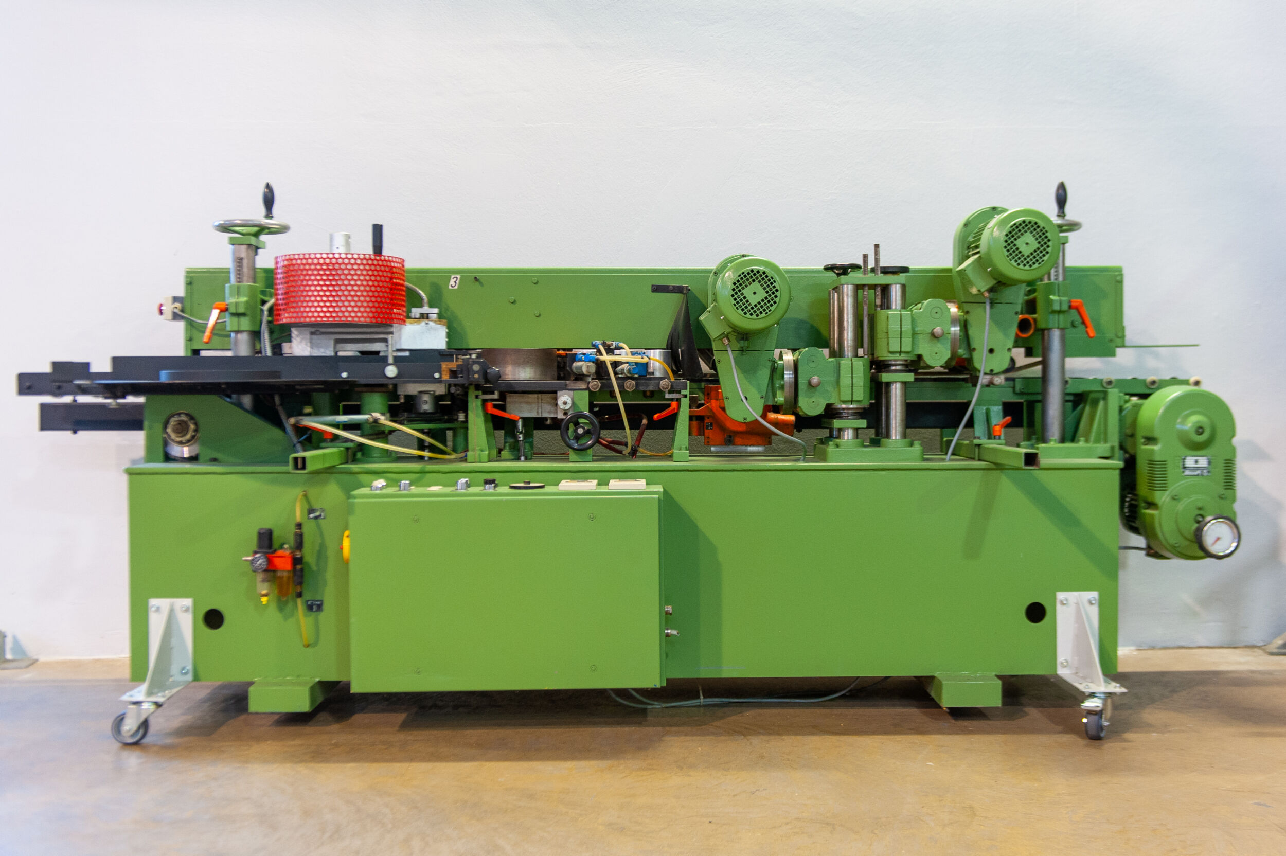 Museumsstück: Eine Kantenanleimmaschine aus dem Jahr 1981 als historische Erinnerung an die Zeit des Resedagrün.