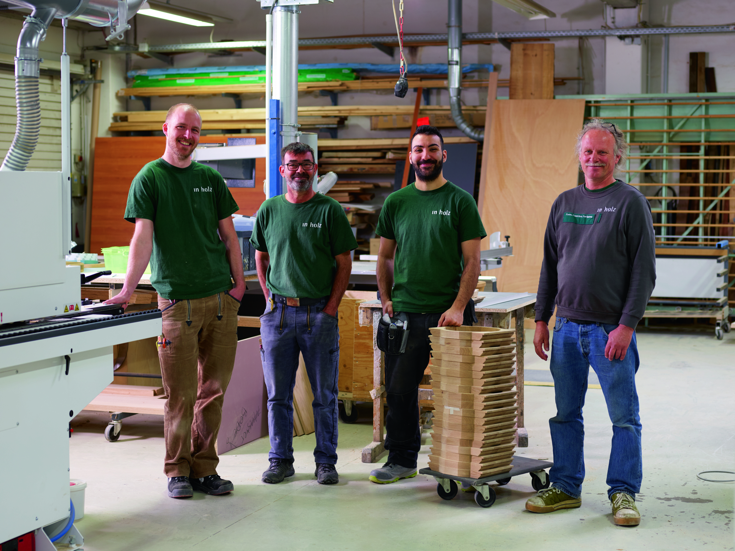 Die vier Teilnehmer von In Holz hatten Ostermann gebeten, sie maschinen- und herstellerunabhängig zum Thema Umstellung von EVA- auf PUR- Schmelzkleber zu beraten.