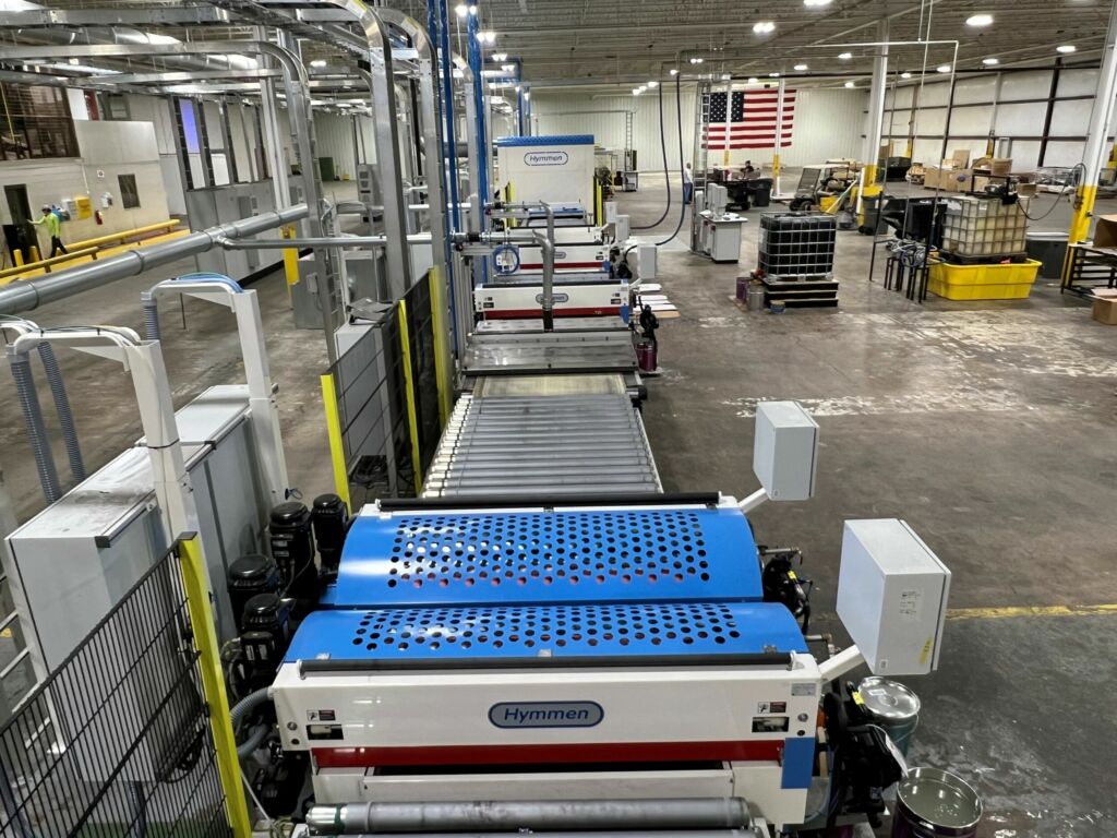 Vom Drucker auf den Boden 1 Die Hymmen-Technologie bei Engineered Floors: Digital Lacquer Embossing im Einsatz.