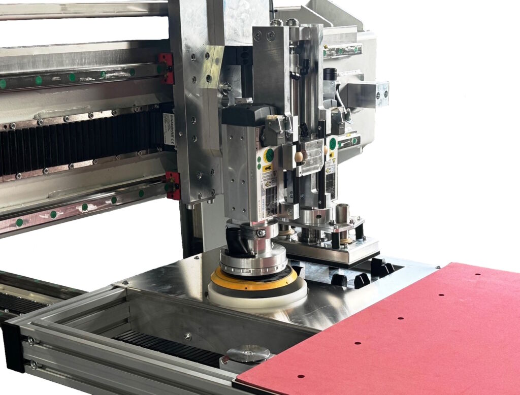 Fein geschliffene Möbelfronten 2 Die Schleifaggregate beziehen ihre Schleifpads
automatisch aus den Werkzeugmagazinen.