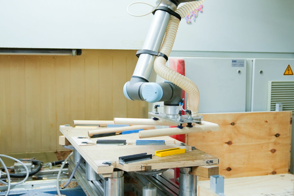 Der Familienbetrieb und die Cobots 2 Die UR10e-Cobots bei Hussl versorgen Maschinen mit Werkstücken.