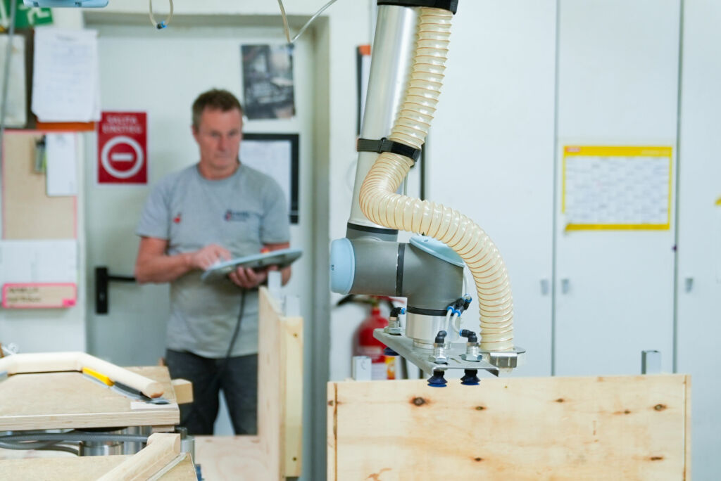 Der Familienbetrieb und die Cobots 1 Schreiner Hansjoerg Moser hat dank Cobots mehr Zeit für sein Handwerk - und Spaß dabei, seine Kollegen zu programmieren.