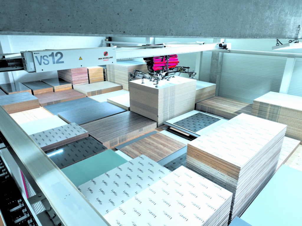 Bühne frei für Badezimmerträume 2 Auf der zweiten Ebene oberhalb der Säge gibt es 30 Stapelplätze à 2.800x2.100 mm und fünf Stapelplätze à 2.800x1.250 mm.