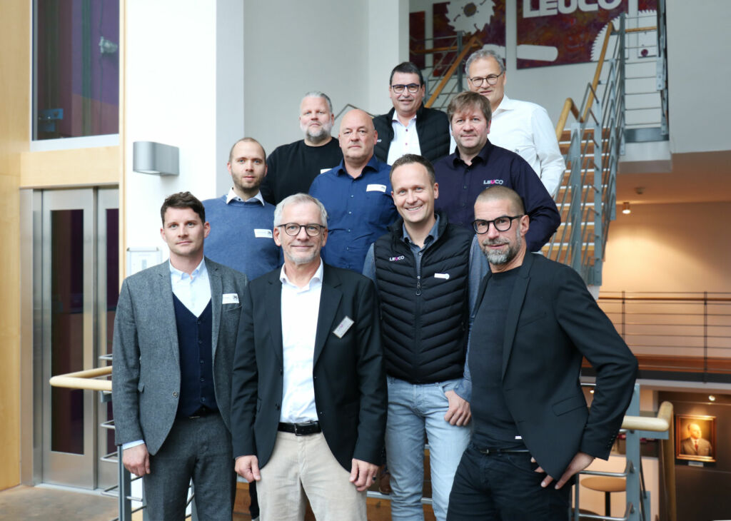 Leichtbau und Digitalisierung im Fahrzeugbau 1 Die Referenten: vorne v.l. Tim Rüttgers (Caravaning Industrieverband), Wolfgang Maier und Paul Götz (beide Leuco), Hannes Bäuerle (Material Bank),
zweite Reihe: Yannick Vöhringer (Vöhringer), Reinhard Maier (Homag) und Oliver Galli (Leuco), hinten:
Jan Essig (Tapio), Albrecht Maier (Leuco) und
Friedhelm Rempp (Homag)