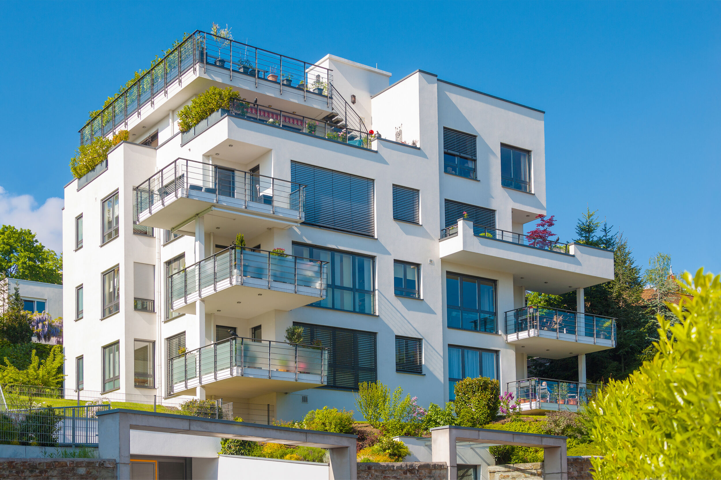 Für Wohnhäuser liefert Weber Betonwerk Balkone, Treppen, Sonderteile, Elementdecken oder Massivwände in verschiedenen Formen und Stärken.