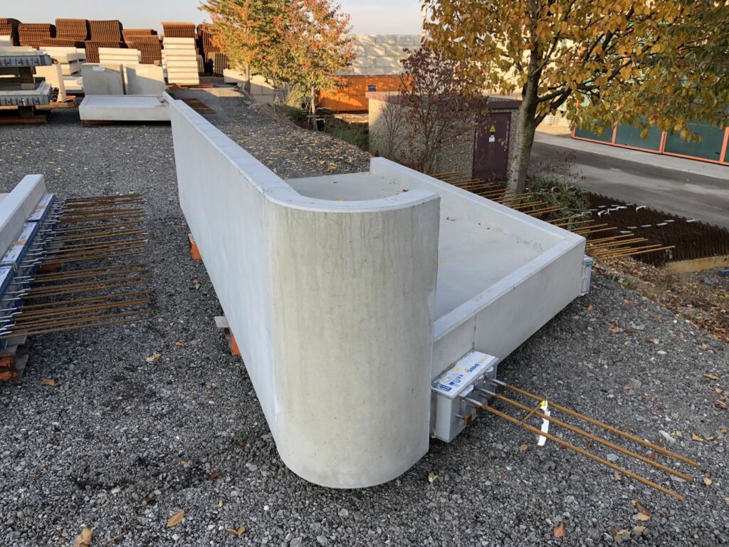 Meister des Betons 5 Fertiggestellter Balkon mit runder Brüstung
vor Auslieferung an die Baustelle