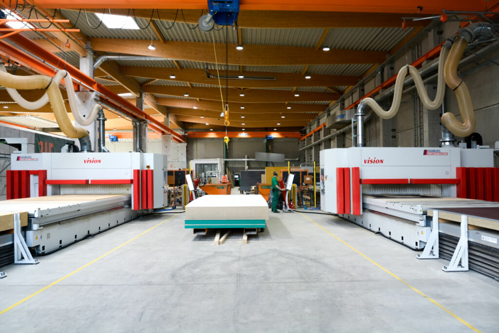 Meister des Betons 3 Zwei fast baugleiche CNC-Anlagen vom Typ Vision-III-TT
von Reichenbacher laufen in zwei Schichten à zehn Stunden.