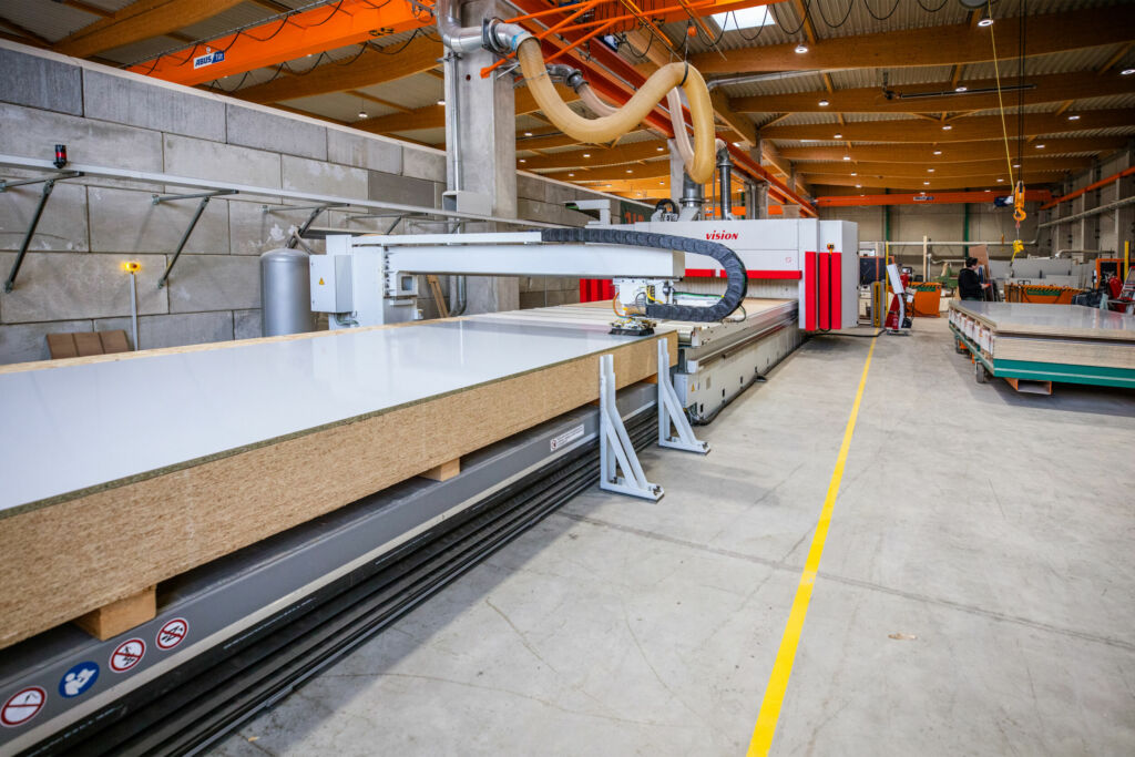 Meister des Betons 4 Auf einer Vision-III-TT können Platten bis zu 6.000x2.500mm in fünf Achsen bearbeitet werden.