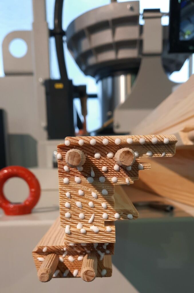 Mit Durchblick in die Zukunft 1 In weniger als drei Sekunden auf den Punkt gebracht: Mit der UniPin 200 sind Werkstücke im Handumdrehen beleimt und eingetrieben.