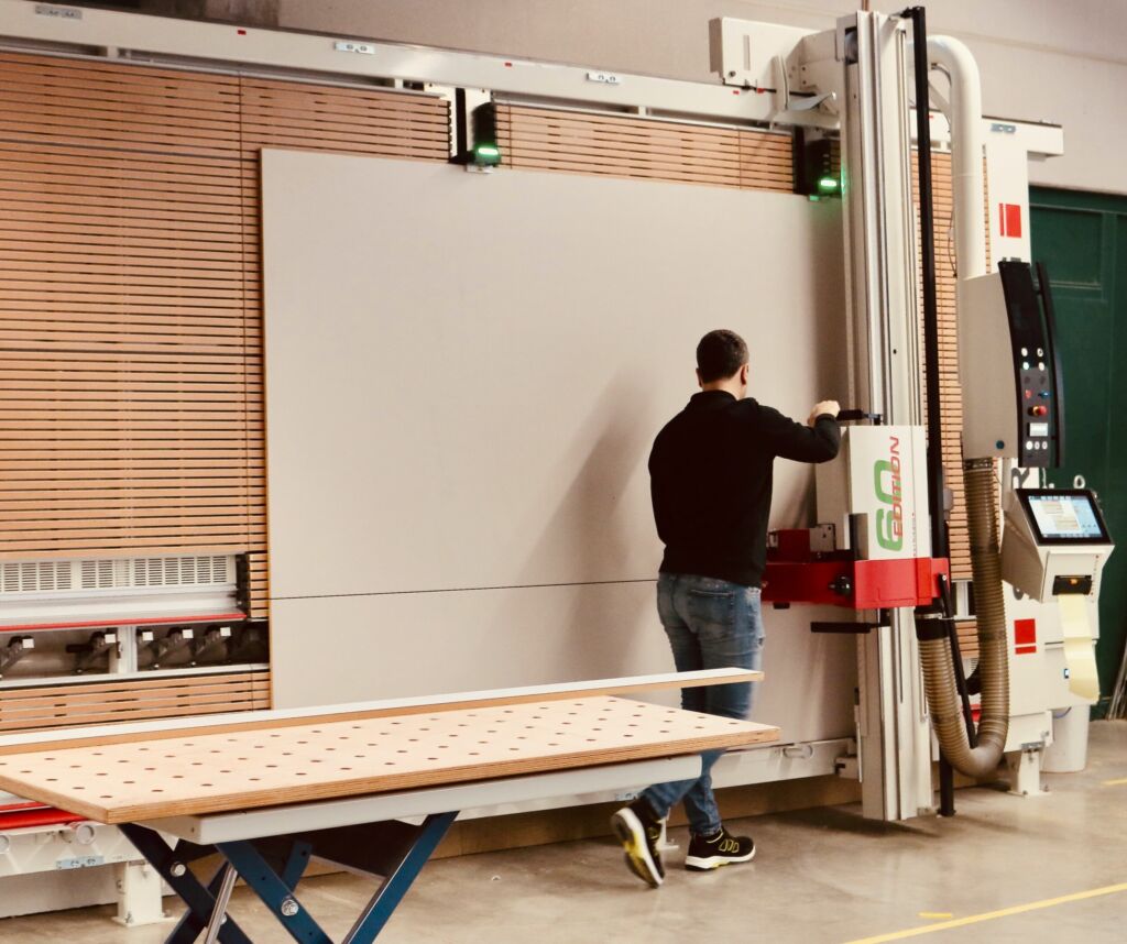 Oben sicher gehalten, unten präzise zugeschnitten 1 Die Plattenabsenkvorrichtungen (PAV) halten die Platte sicher. Streifen lassen sich so einfach abschneiden.