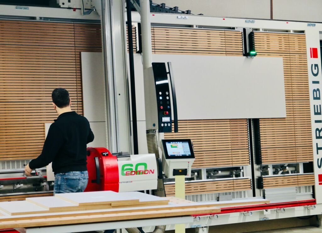 Oben sicher gehalten, unten präzise zugeschnitten 2 Während des gesamten Sägeprozesses halten die PAV die Platte. Streifen für Streifen, Zuschnitt für Zuschnitt lässt sich der
Schnittplan abarbeiten. Die Digitalanzeige der Edition 60 gibt dabei die jeweilige Position des Sägeaggregates vor.