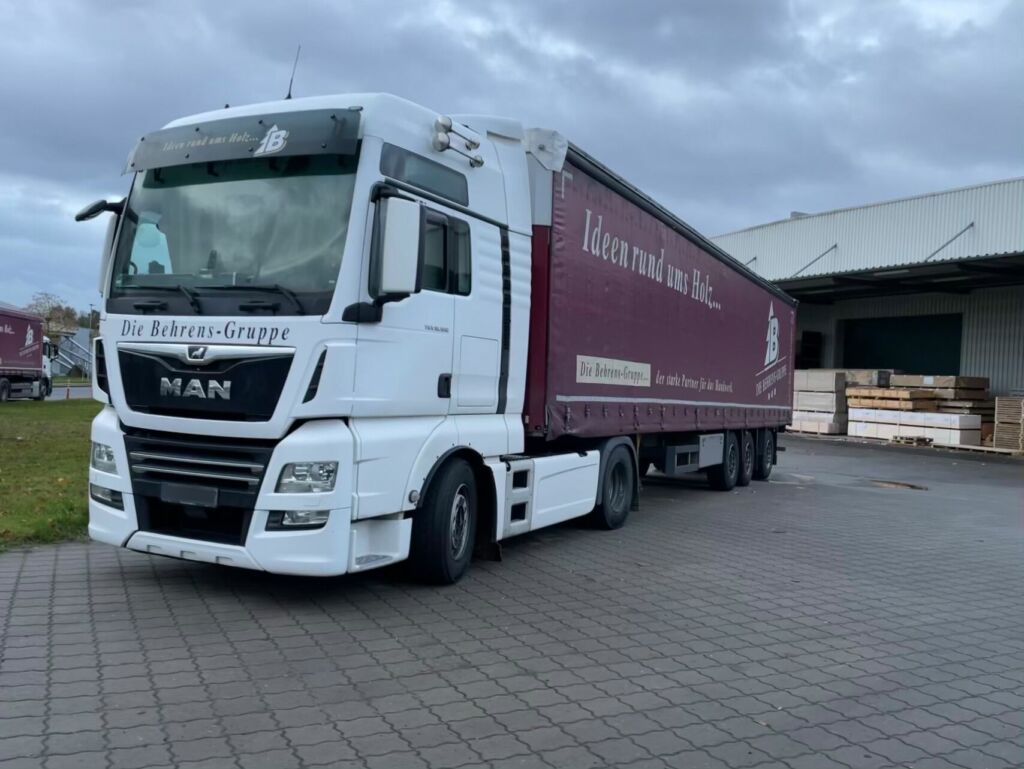 Mit dem Akku zur Baustelle 1 Die Behrens-Gruppe liefert mit eigenen, großteils mit elektrischen Mitnahmestaplern ausgestatteten Lkw.