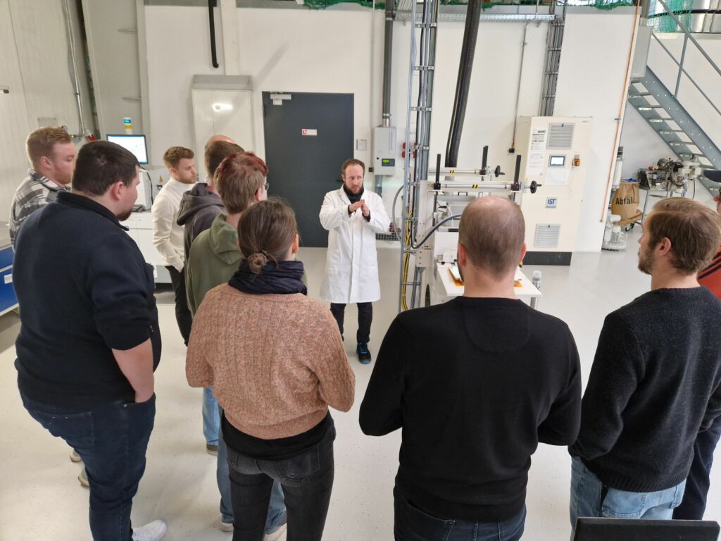 Studenten erhalten Praxis-Einblick bei Plantag 1 Studierende des Felix-Fechenbach-Berufskollegs im Technikum von Plantag in Detmold