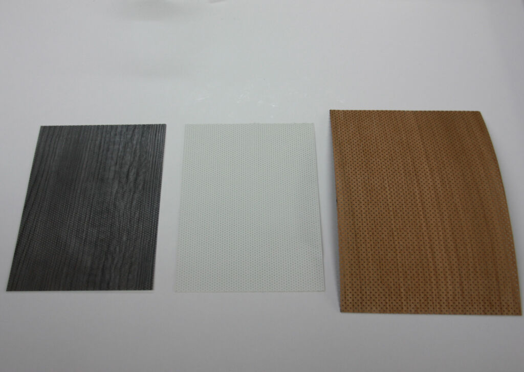 Gestanzt, nicht gebohrt 1 Max Q perforiert die Deckmaterialien für seine Wandpaneele, damit der Schall in die absorbierende Trägerplatte eindringen kann.