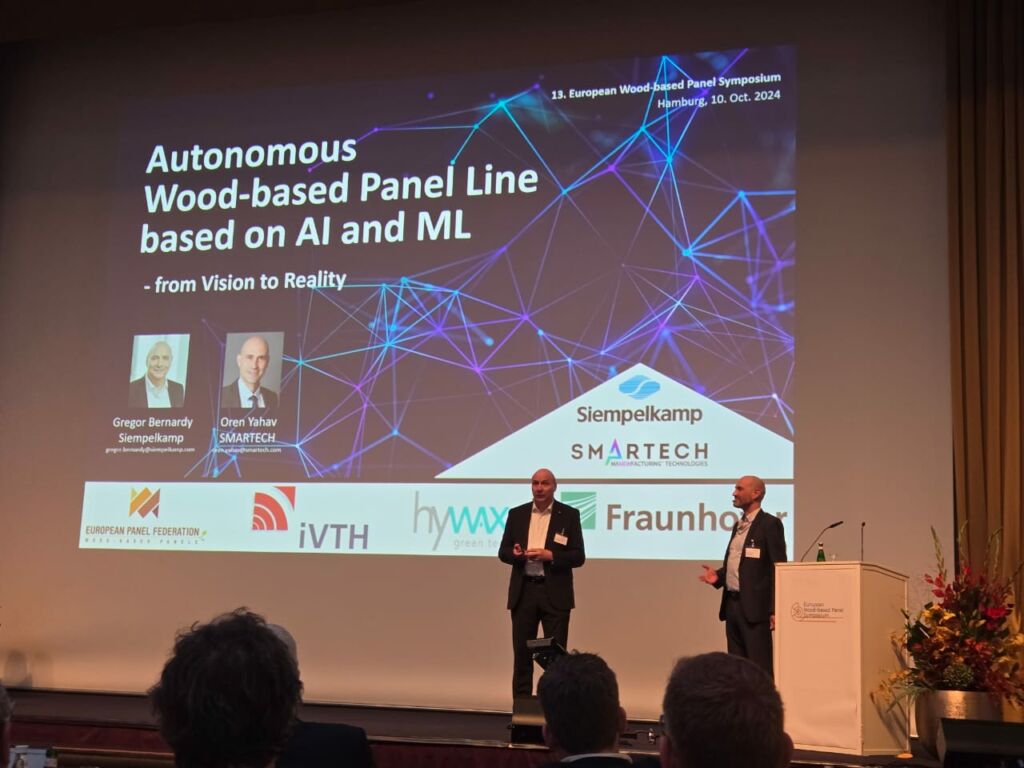 Siempelkamp und Smartech präsentieren gemeinsame Lösung 1 Gregor Bernardy, Leiter Industrial IT & Data Analytics bei Siempelkamp (links), und Oren Yahav, AI-Director Smartech (rechts), erläutern die Vorzüge von Prod-IQ SmartPress auf dem Europäischen Holzwerkstoff-Symposium.