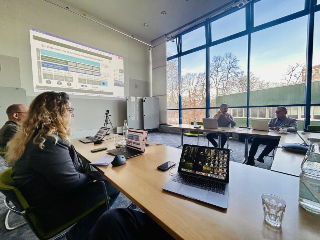 Ein Jahr Furniture-X 1 Die Initiative Furniture-X zieht eine positive Bilanz ihres ersten Jahrs.