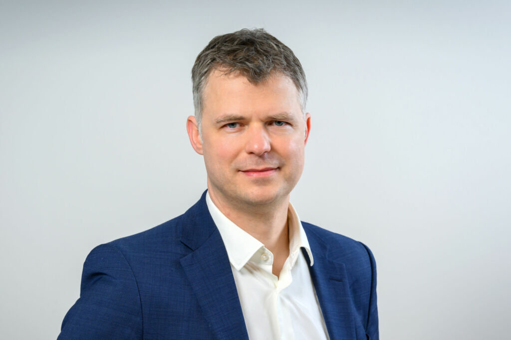 HDH fordert politischen Kurswechsel 1 HDH-Hauptgeschäftsführer Dr. Denny Ohnesorge warnt: "Ohne eine politische Kehrtwende wird sich die Krise bis mindestens 2026 fortsetzen."