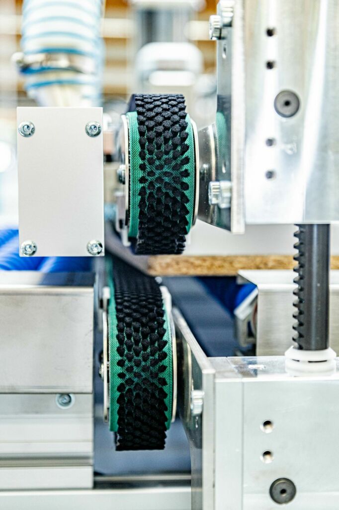 Tiefenreinigung im Dauerbetrieb 3 Wandres hat die Schwertbürste speziell für die Integration
in bestehende Produktionslinien entwickelt.