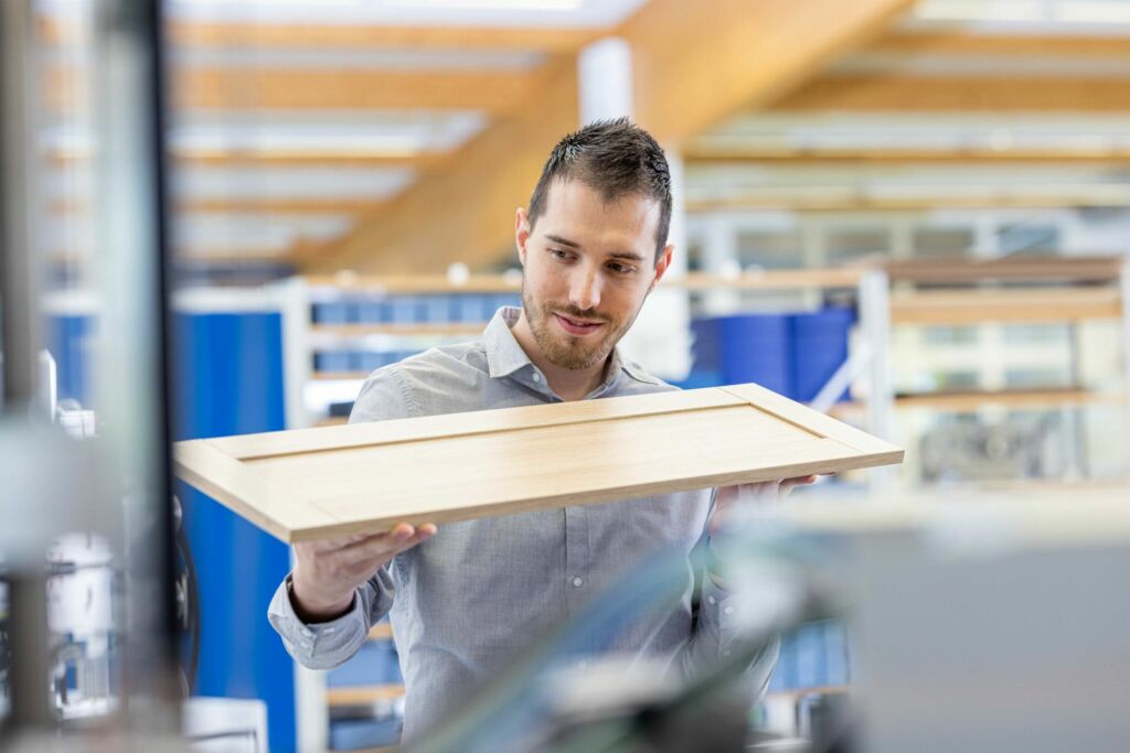 Tiefenreinigung im Dauerbetrieb 1 Die Oberflächen von Platten und Paneelen sind sehr unterschiedlich beschaffen: Sie können glatt aber auch strukturiert sein oder Kanten und Bohrungen aufweisen.