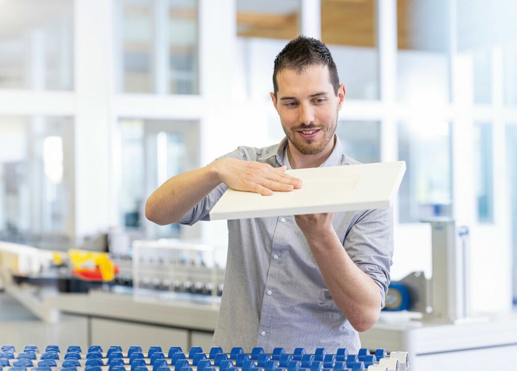 Tiefenreinigung im Dauerbetrieb 2 Staub und Partikel sind eine ständige Herausforderung in
der Möbelproduktion - zumindest wenn sie vor den einzelnen Bearbeitungsschritten nicht restlos beseitigt werden.