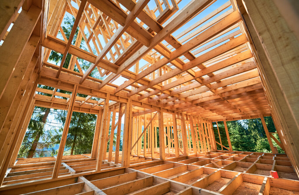 Mit dem Akku zur Baustelle 2 Wooden frame house under construction near forest