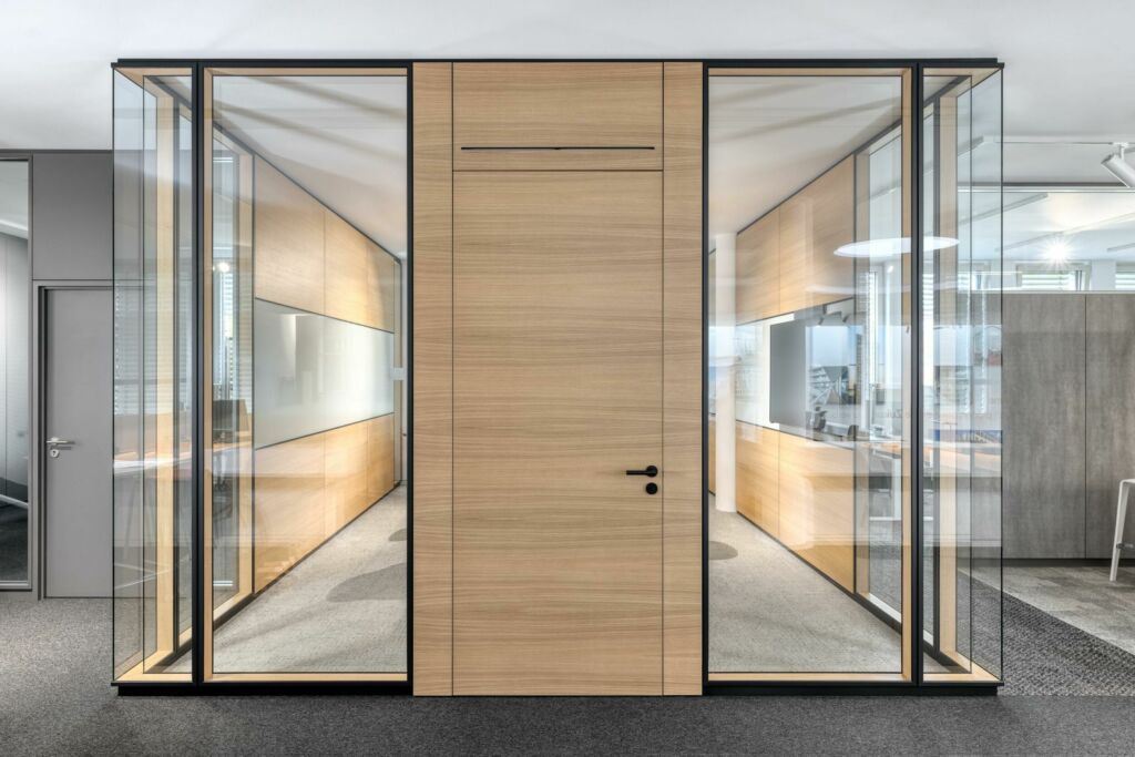 Nachts beim Raumlöser 1 Mit der Robotersäge-Lage-Kombination von Homag setzt Feco-Feederle
anspruchsvolle Projekte um.