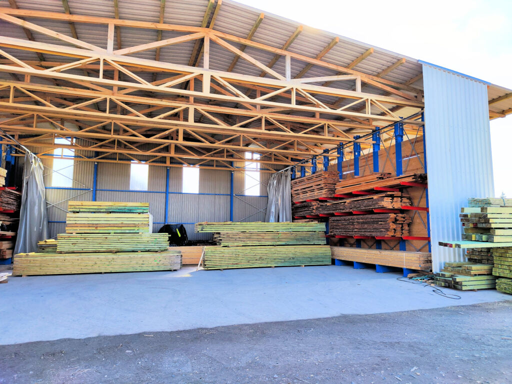 Doppelt gespart, wer's selbst macht 1 Regalhallen bieten den Vorteil, dass die Stützen der Anlage gleichzeitig Dach und Wände tragen - und sind deshalb günstiger als herkömmliche Lösungen.